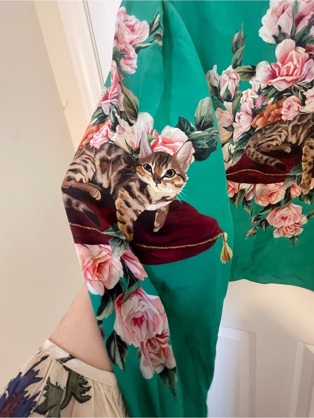 Rare & Iconic Dolce & Gabbana Green Silk "Bengal Cat & Peonies" Blouse - Picture 4 of 10